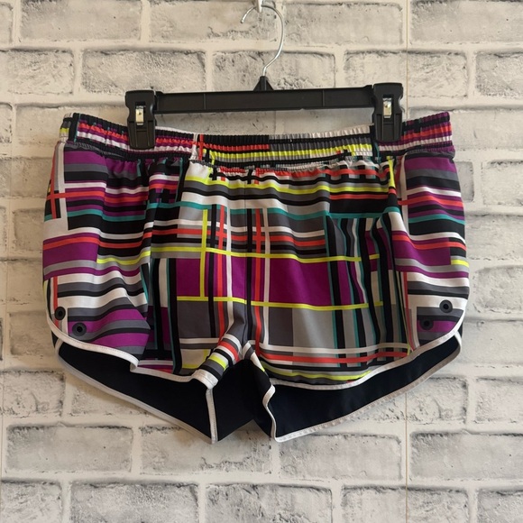 Women’s Fabletics Adrian multicolor geometric 2” athletics lined shorts Large - Picture 2 of 3